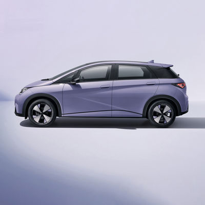 가족을 위한 주식 BYD 돌고래 세단 405 킬로미터 비용 효율적 자동차 EV에서 2023년