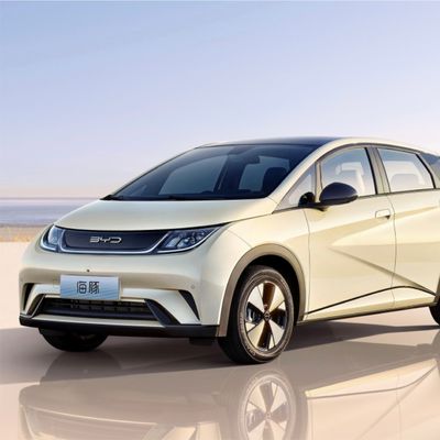 가족을 위한 주식 BYD 돌고래 세단 405 킬로미터 비용 효율적 자동차 EV에서 2023년