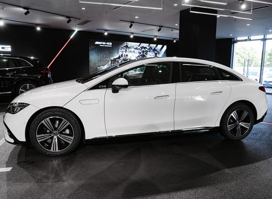 메르세데스 4MATIC 전기 세단