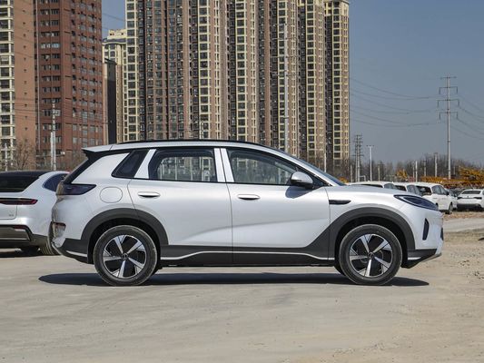 터치스크린 디스플레이 실내 특징 2025 모델 BYD EV 태양 지붕과 60.9kWh 배터리 에너지 빠른 충전 전기 차량 핫 판매