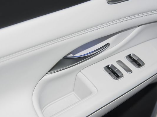 2025 Xpeng G9 전동형 SUV 93.1kWh 배터리 용량 423kW 맥스 모터 파워 680km 장거리 및 태양 지붕으로 빠른 충전