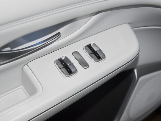 2025 Xpeng G9 전동형 SUV 93.1kWh 배터리 용량 423kW 맥스 모터 파워 680km 장거리 및 태양 지붕으로 빠른 충전
